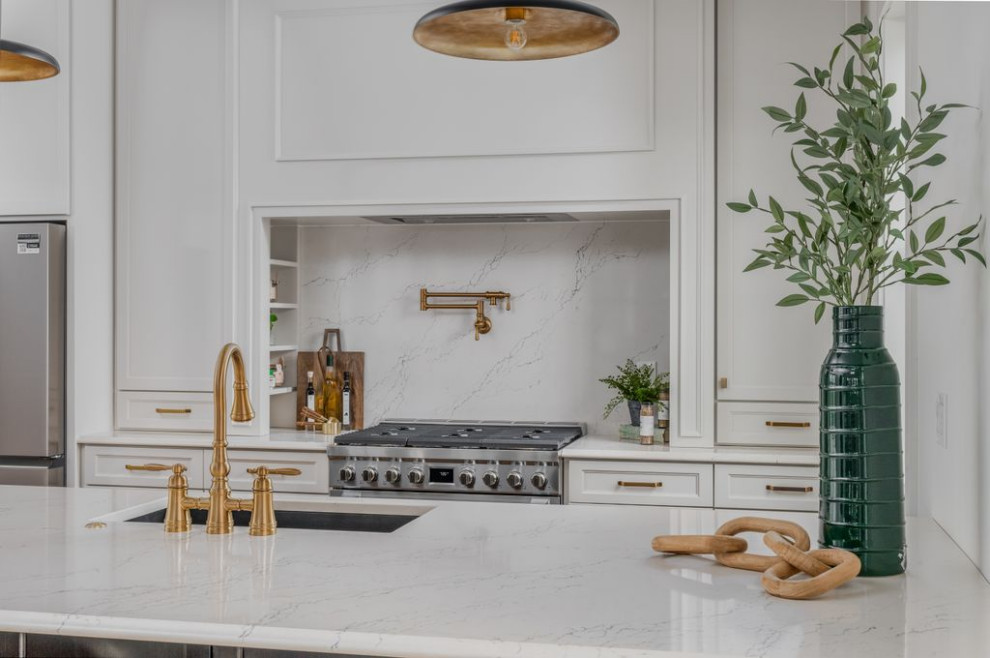 Kitchen - transitional kitchen idea in Columbus