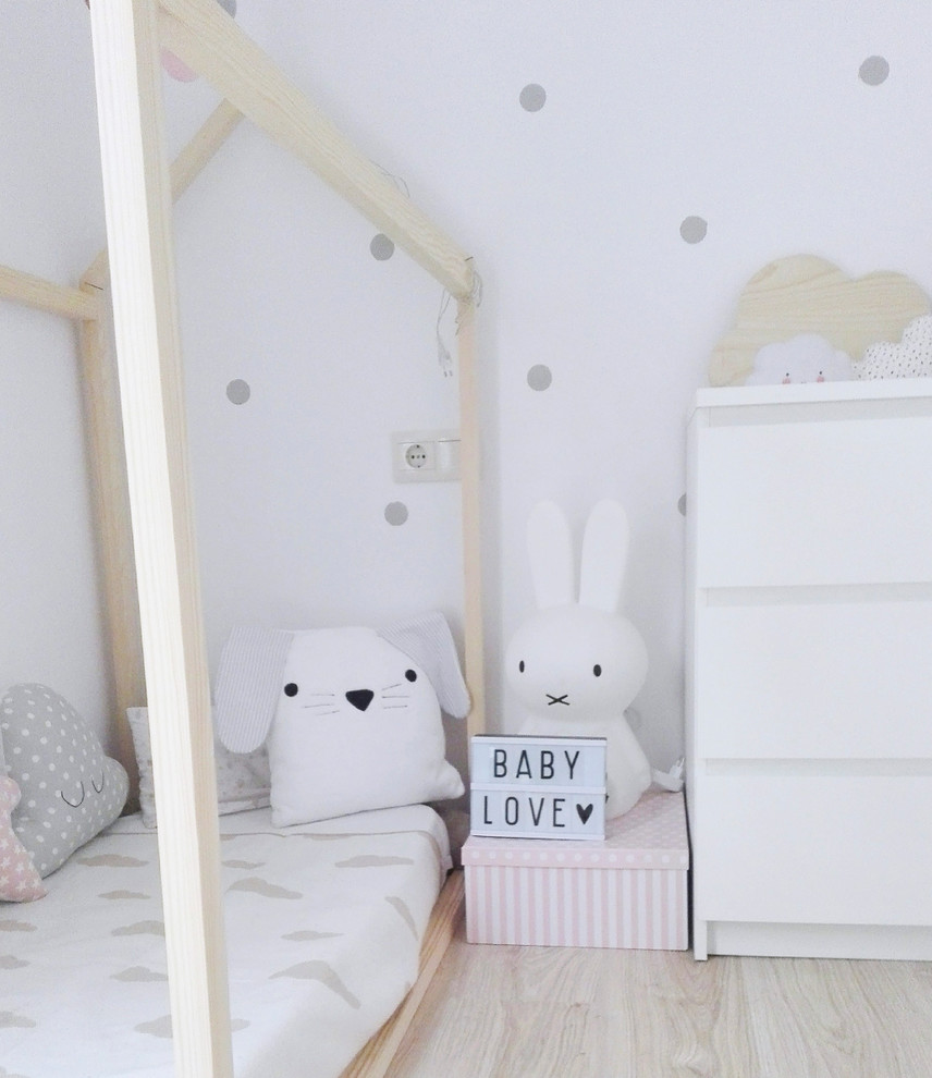This is an example of a scandinavian kids' room in Valencia.