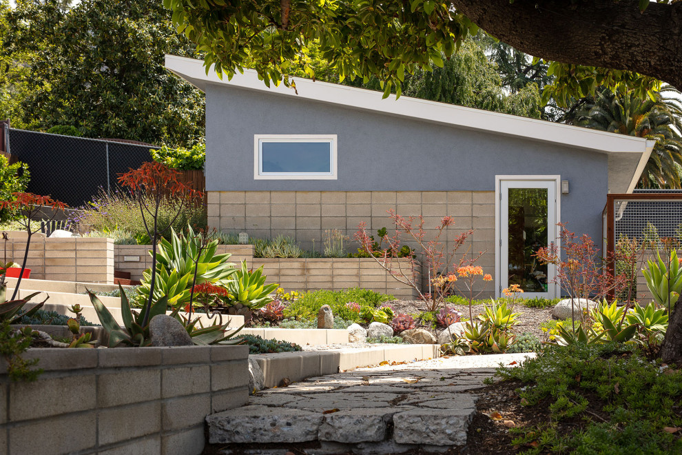 ロサンゼルスにあるミッドセンチュリースタイルのおしゃれな物置小屋・庭小屋の写真