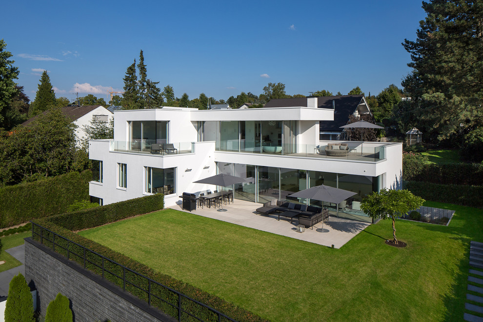 This is an example of a contemporary home design in Essen.