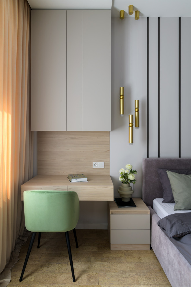 Пример оригинального дизайна: хозяйская спальня среднего размера в современном стиле с серыми стенами, пробковым полом и акцентной стеной
