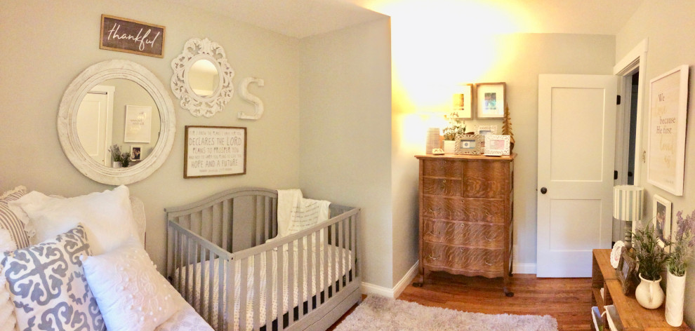 Landhaus Schlafzimmer mit grauer Wandfarbe und braunem Holzboden in Cincinnati