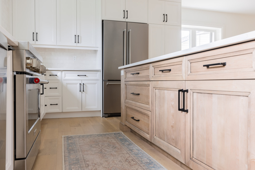 Kitchen - mid-sized transitional kitchen idea