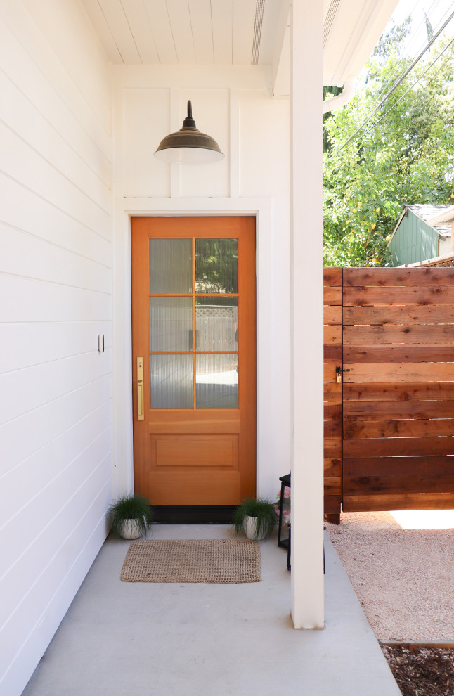 This is an example of a contemporary entrance in Sacramento.