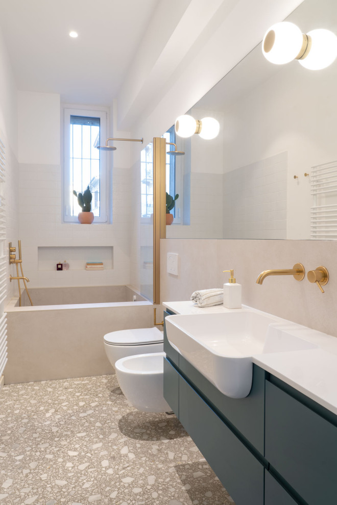 Пример оригинального дизайна: главная ванная комната среднего размера в классическом стиле с плоскими фасадами, зелеными фасадами, накладной ванной, раздельным унитазом, бежевой плиткой, керамической плиткой, полом из галечной плитки, подвесной раковиной, столешницей из искусственного камня, бежевым полом, белой столешницей, нишей, тумбой под одну раковину и подвесной тумбой