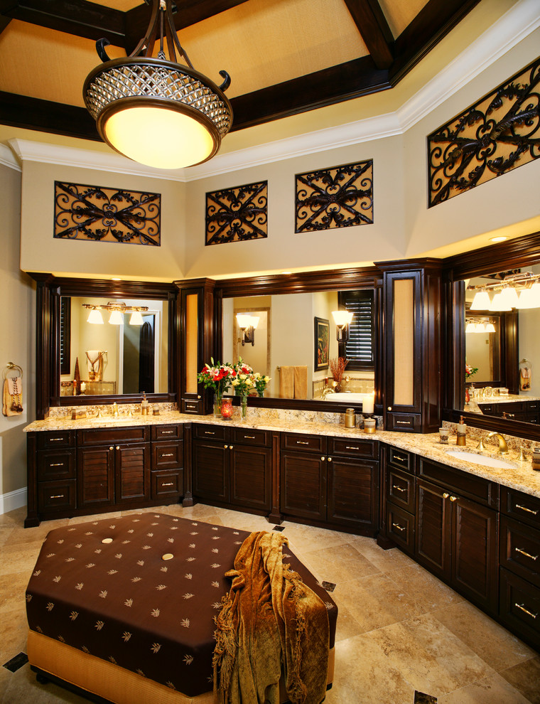 Example of a large ornate home design design in Orlando