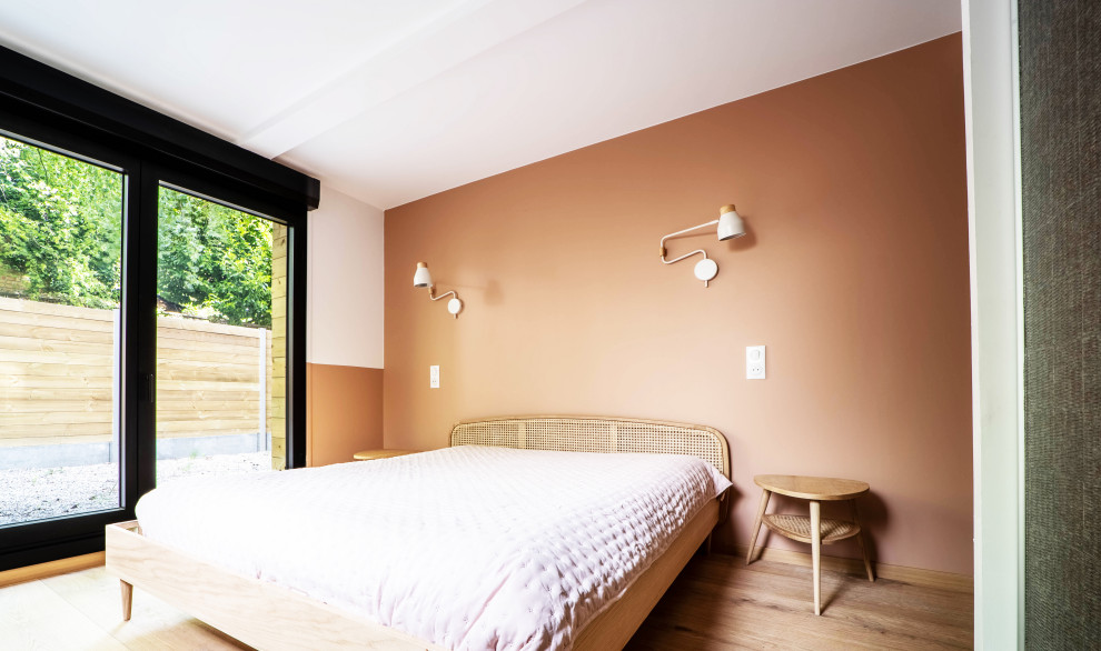 Idéer för mellanstora funkis sovrum, med orange väggar och ljust trägolv
