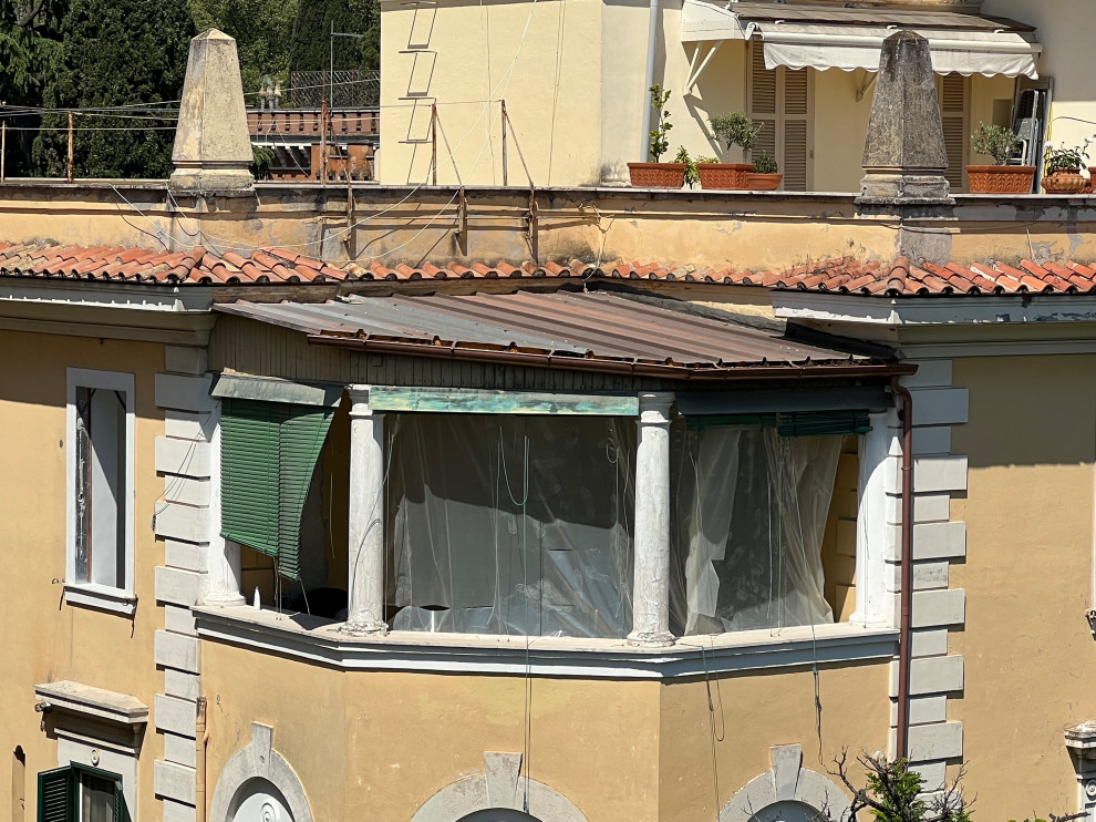Mittelgroße Moderne Terrasse mit Verkleidung und Mix-Geländer in Rom