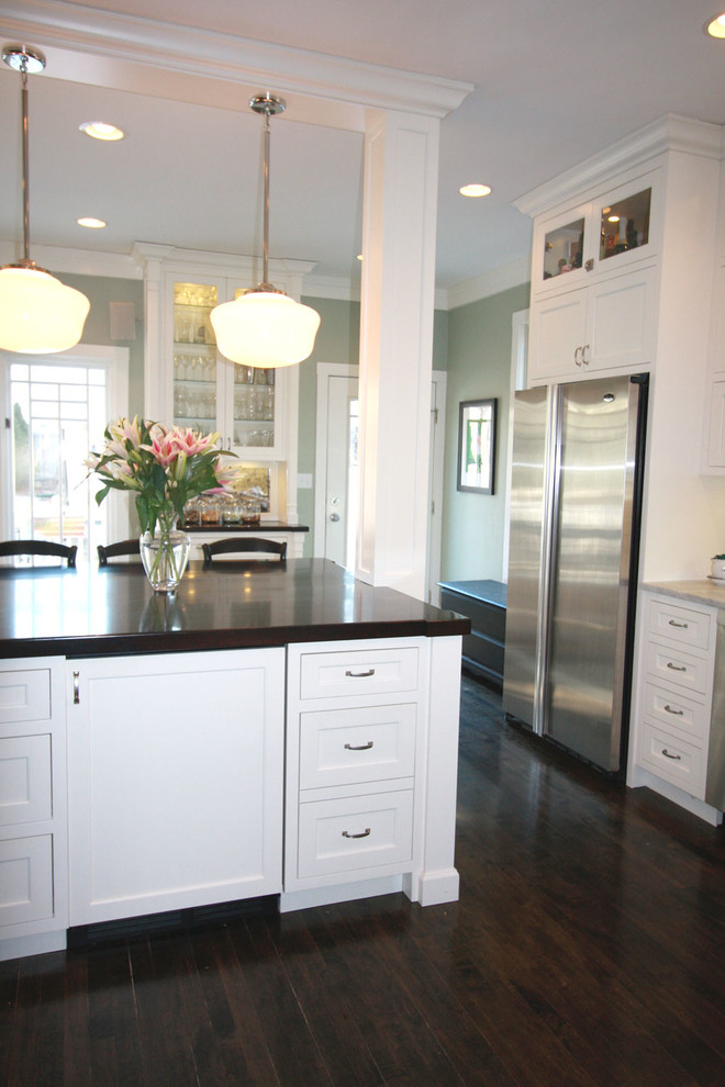 Transitional kitchen photo in Chicago