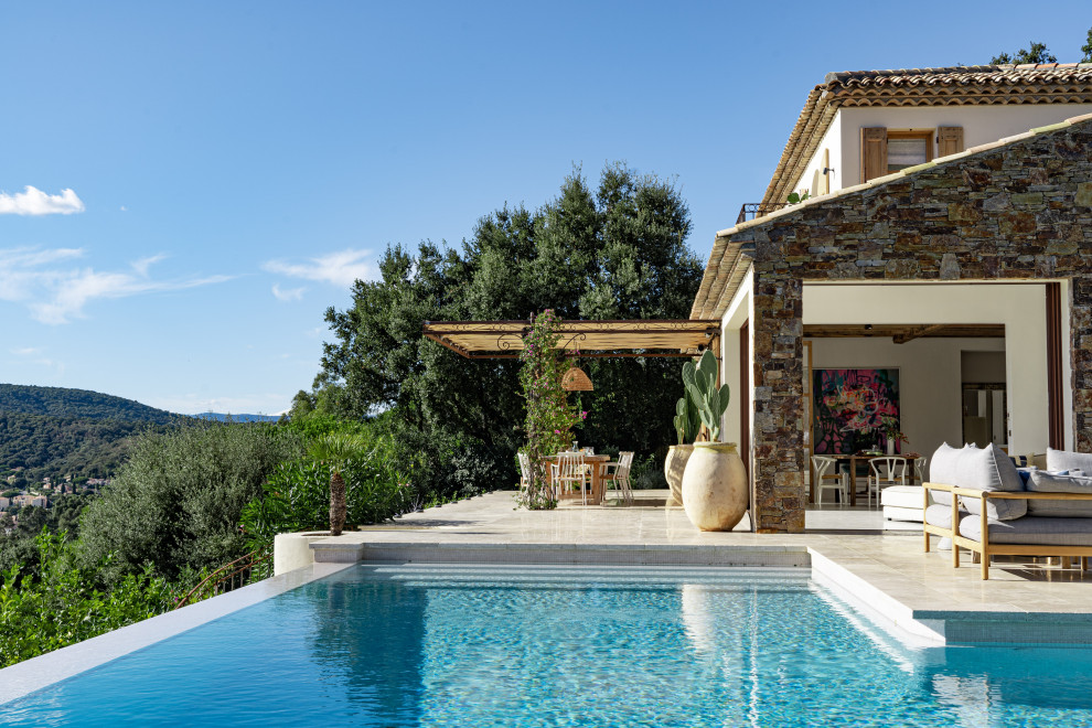 Immagine di una piscina a sfioro infinito mediterranea a "L" di medie dimensioni e davanti casa con paesaggistica bordo piscina