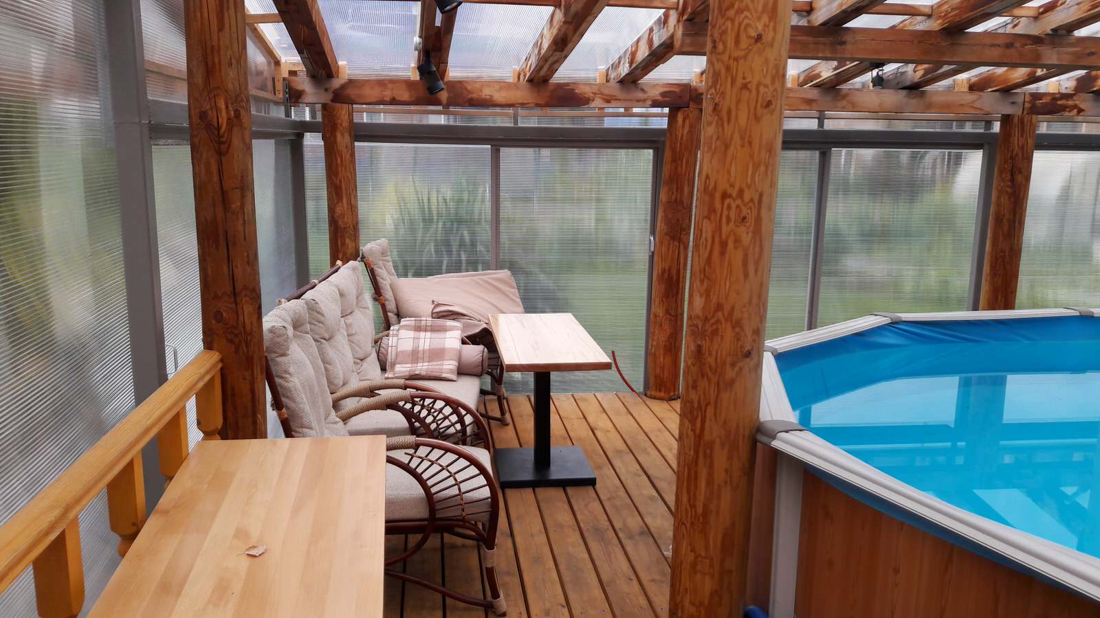 Деревянный дом с фасадом из металического сайдинга, баня с бассейном.