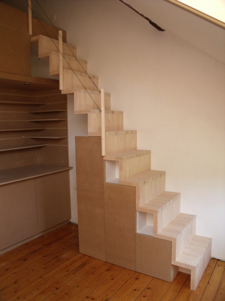 Gerade, Kleine Moderne Holztreppe mit Holz-Setzstufen, Drahtgeländer und Wandgestaltungen in Sonstige
