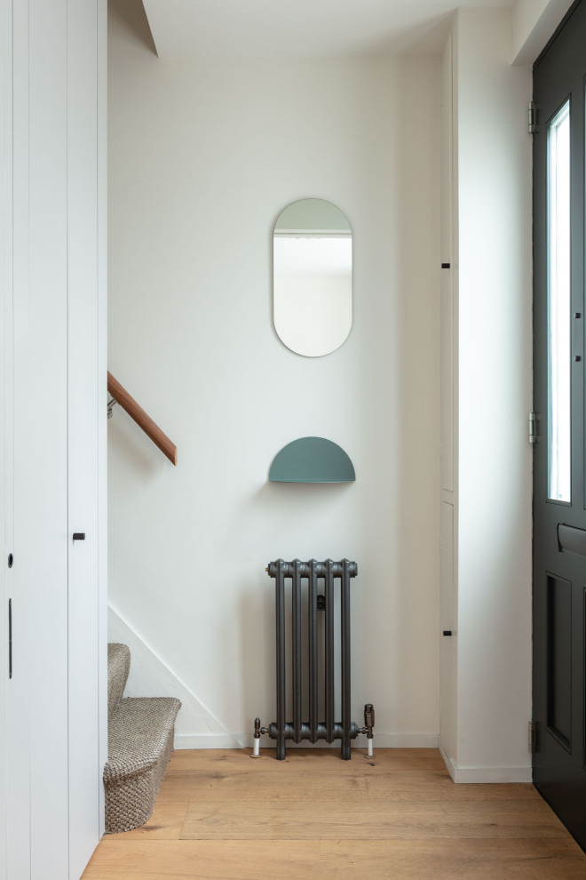 Idee per un piccolo ingresso o corridoio minimal con pareti grigie, parquet chiaro, pavimento marrone e soffitto ribassato