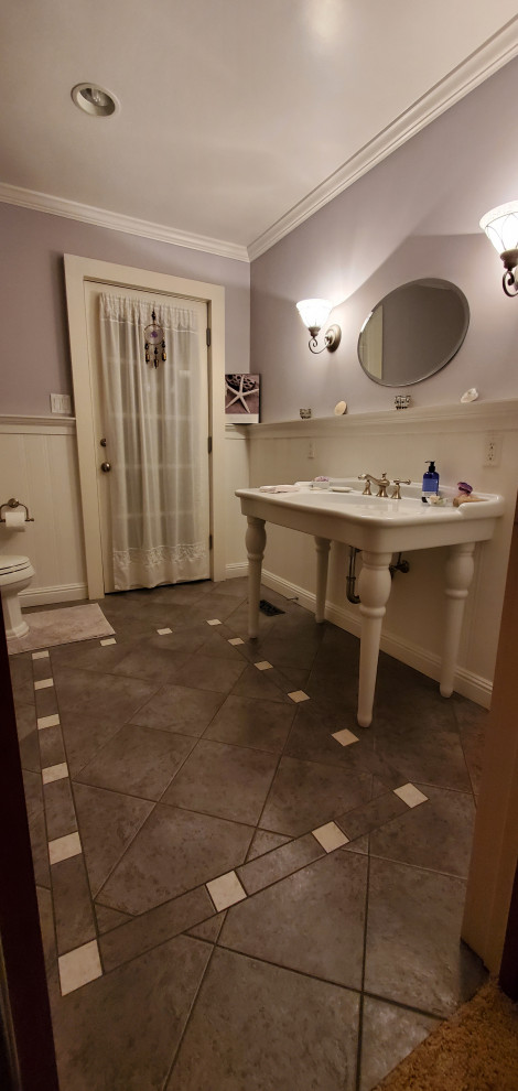 Bild på ett mellanstort maritimt badrum med dusch, med vita skåp, en toalettstol med separat cisternkåpa, lila väggar, klinkergolv i porslin, ett konsol handfat och grått golv
