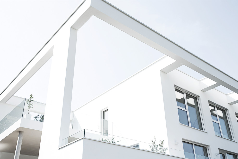 Großes, Überdachtes Modernes Veranda im Vorgarten in Sonstige