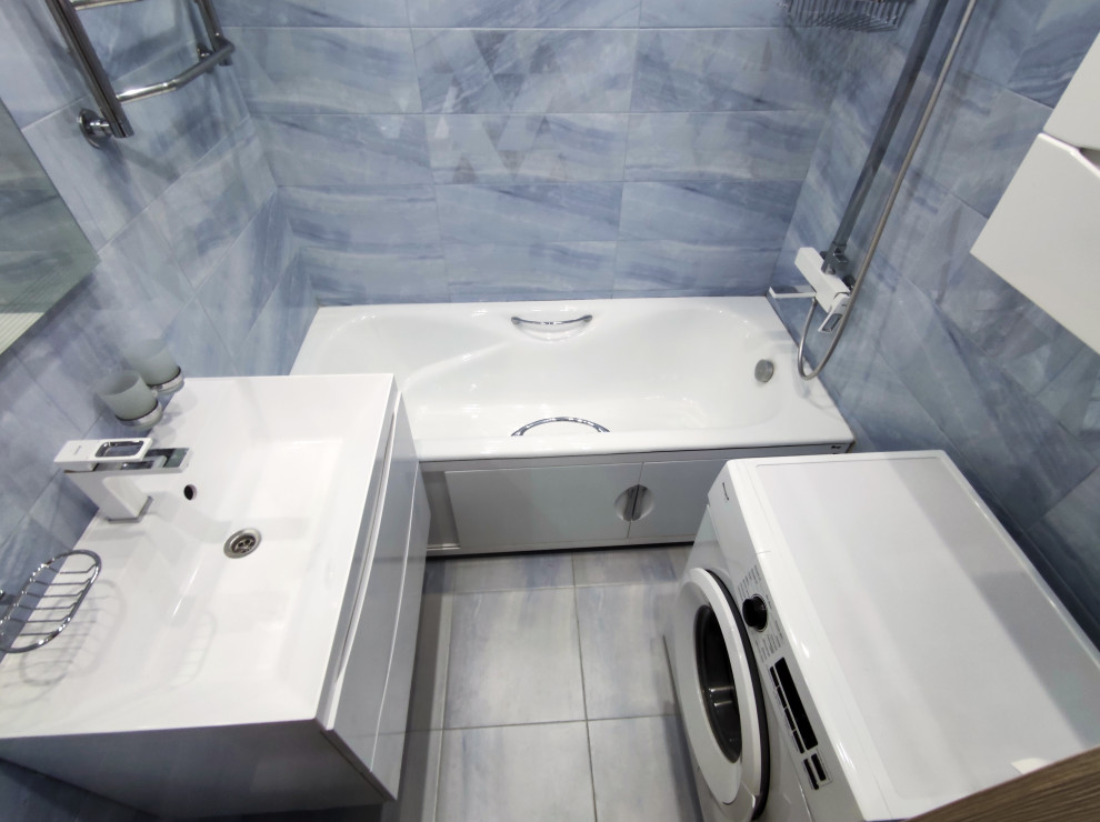 Свежая идея для дизайна: главная ванная комната среднего размера со стиральной машиной с синей плиткой, синими стенами, полом из керамической плитки, синим полом и тумбой под одну раковину - отличное фото интерьера