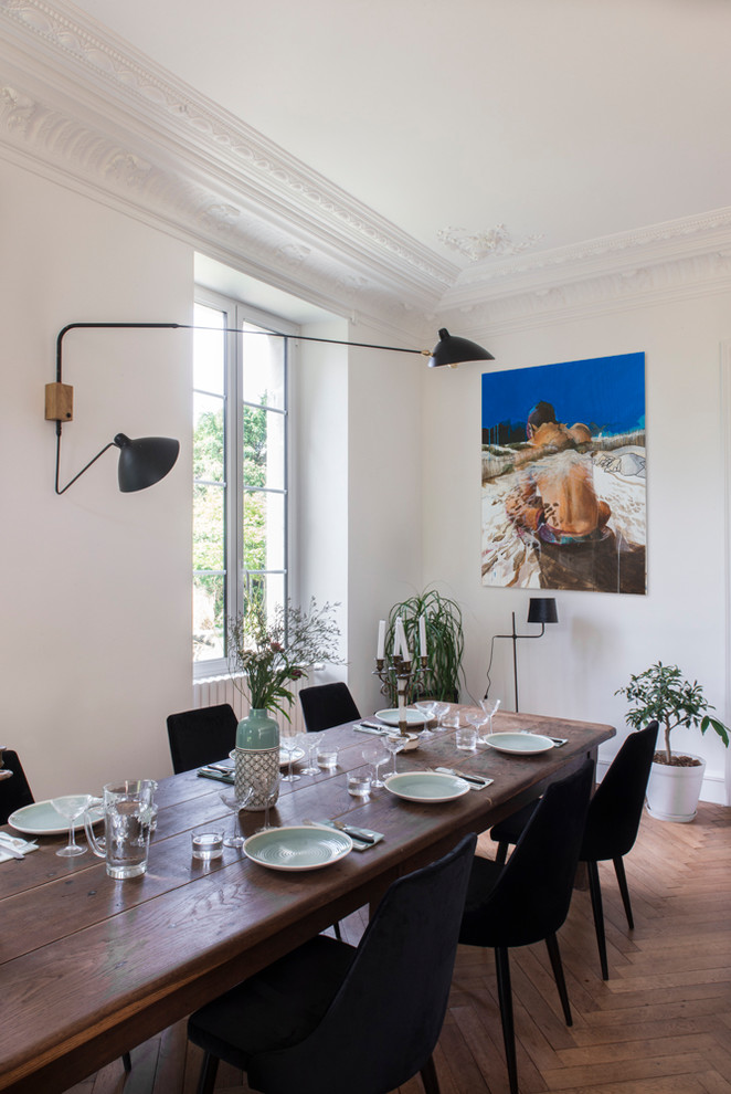 This is an example of a country dining room in Bordeaux.