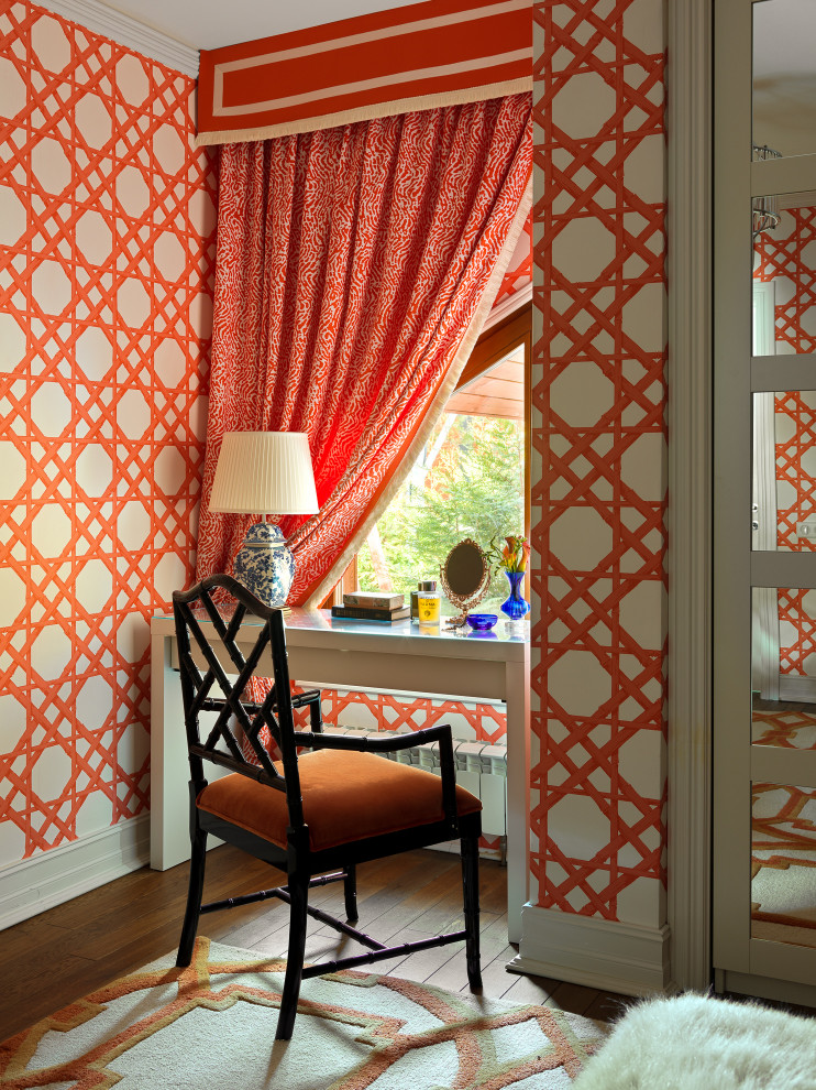 На фото: гостевая спальня среднего размера, (комната для гостей) в морском стиле с оранжевыми стенами, паркетным полом среднего тона, обоями на стенах и акцентной стеной с