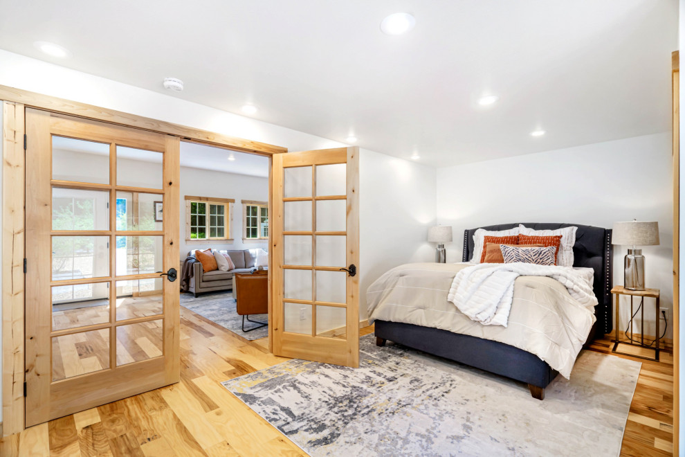 Mountain style home design photo in Seattle