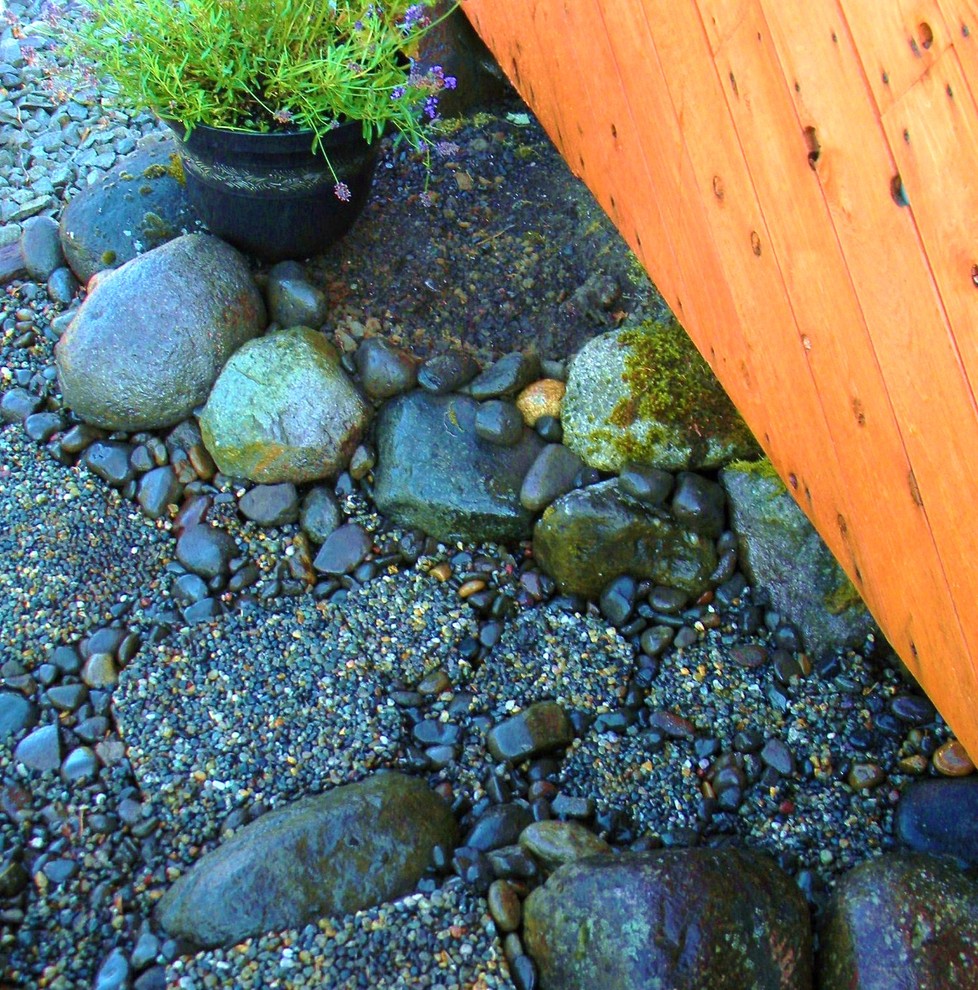 Photo of a modern landscaping in Portland.