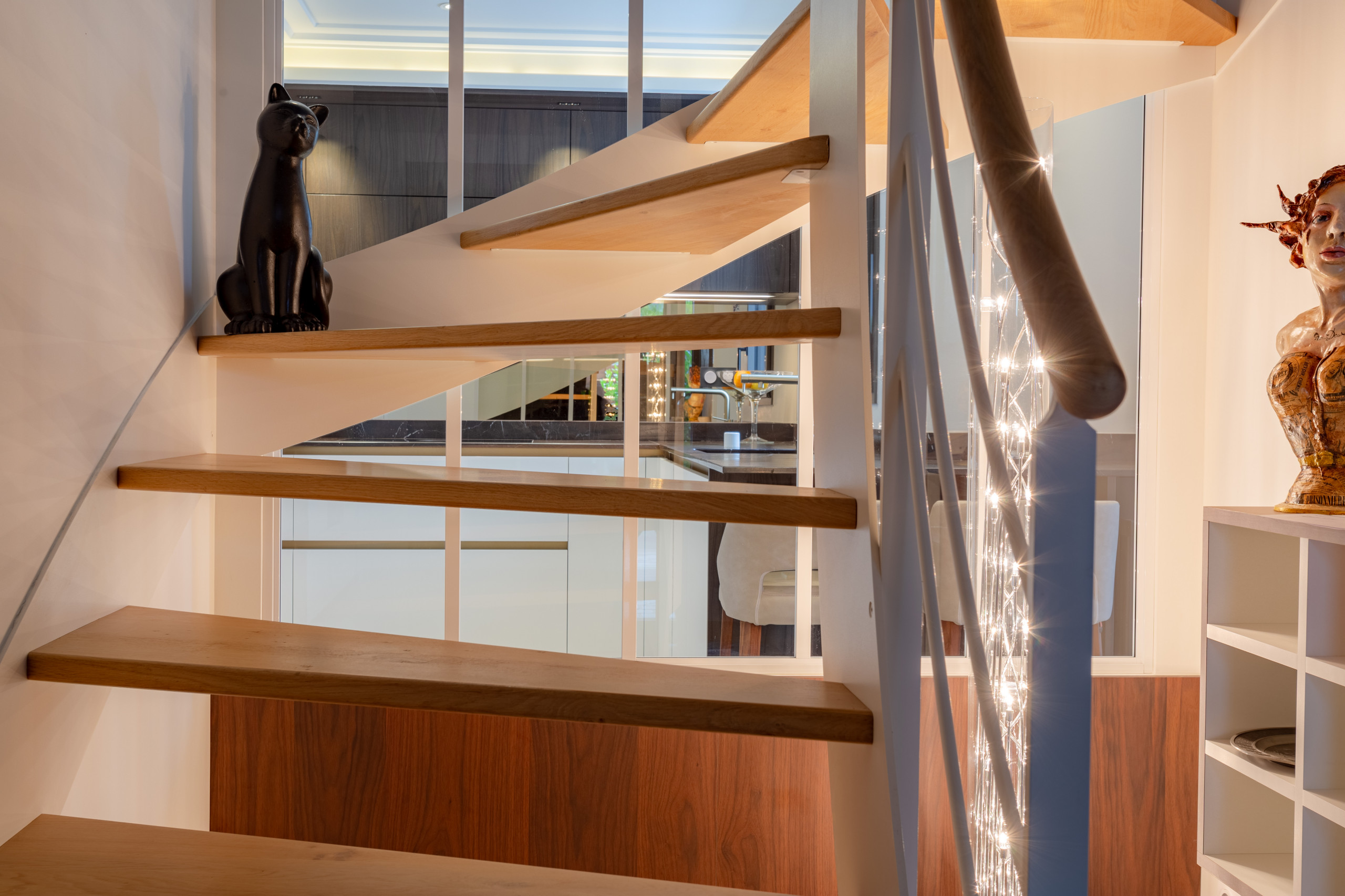 Création d'une cuisine chic dans une maison contemporaine aux finitions soignées