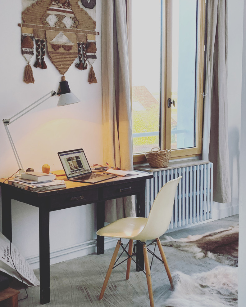 Modelo de despacho de estilo de casa de campo de tamaño medio con paredes blancas, suelo de cemento, escritorio independiente y suelo gris