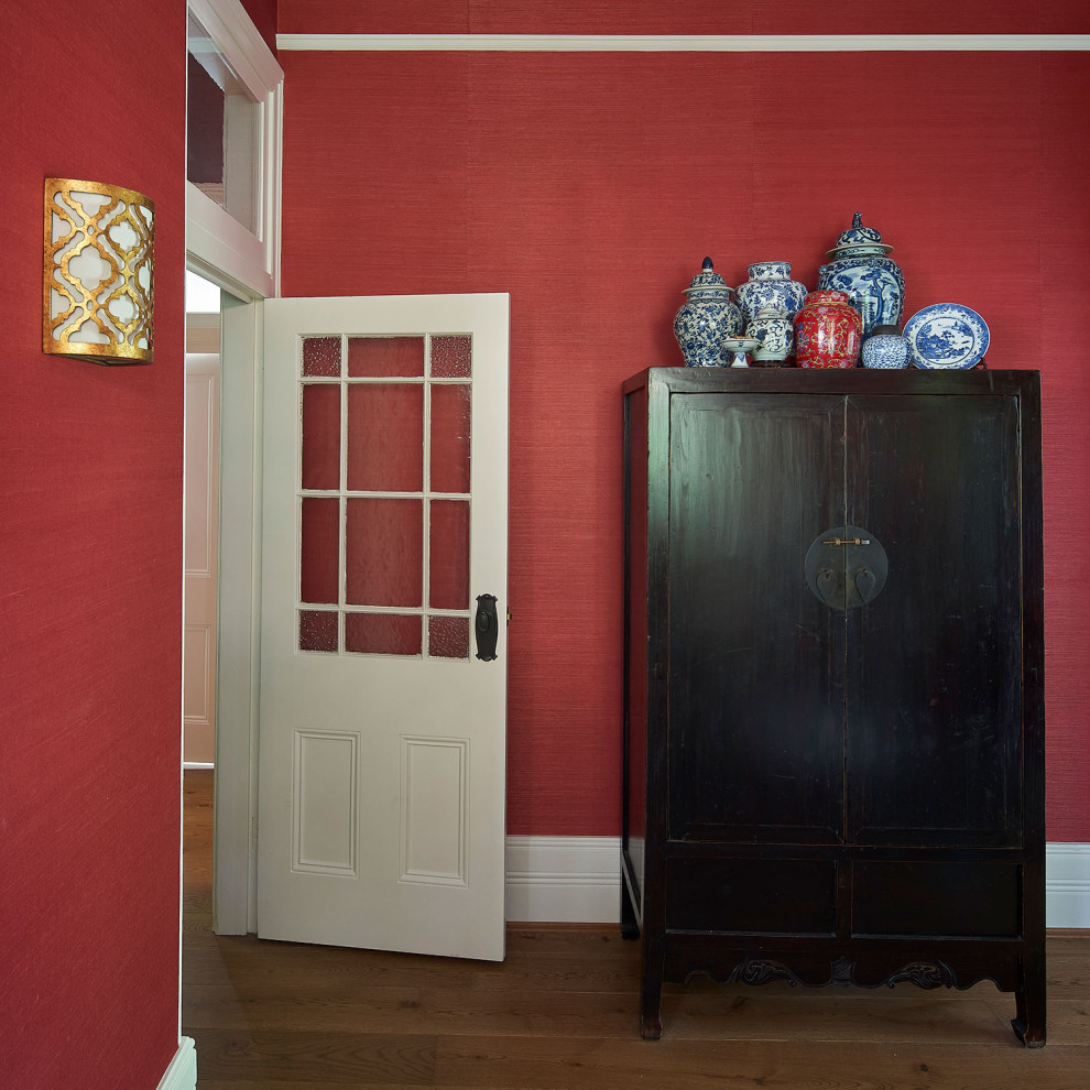 Geschlossenes, Großes Stilmix Esszimmer mit roter Wandfarbe, dunklem Holzboden, braunem Boden, eingelassener Decke und Tapetenwänden in Sydney