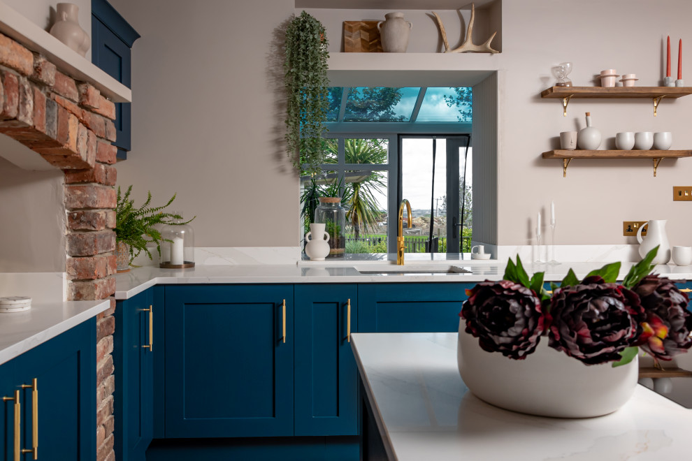 Идея дизайна: угловая кухня среднего размера в современном стиле с фасадами в стиле шейкер, синими фасадами, гранитной столешницей, белым фартуком, островом и белой столешницей