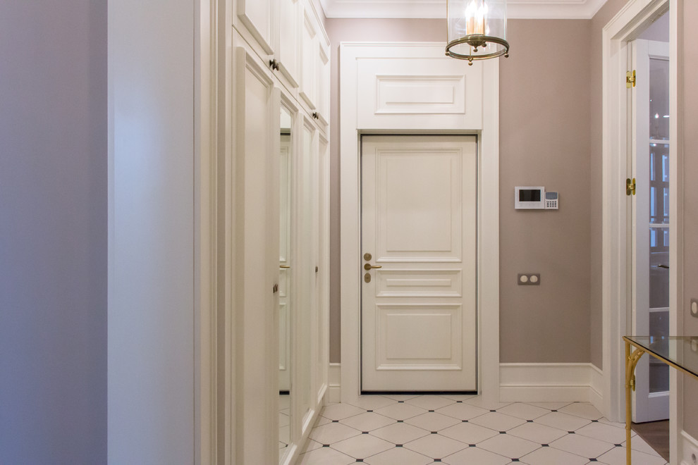 Высокие белые межкомнатные двери