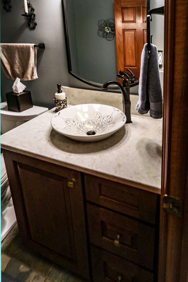 Réalisation d'un petit WC et toilettes tradition en bois brun avec un placard avec porte à panneau surélevé, WC séparés, un mur gris, carreaux de ciment au sol, une vasque, un plan de toilette en quartz modifié, un plan de toilette beige et meuble-lavabo sur pied.