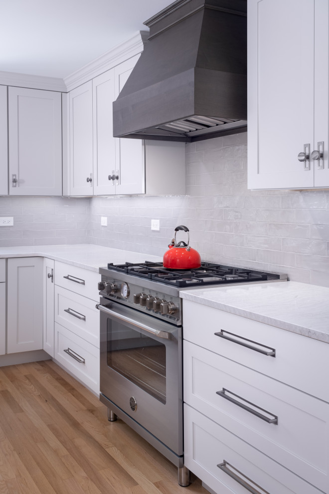Kitchen - mid-sized transitional kitchen idea in Chicago
