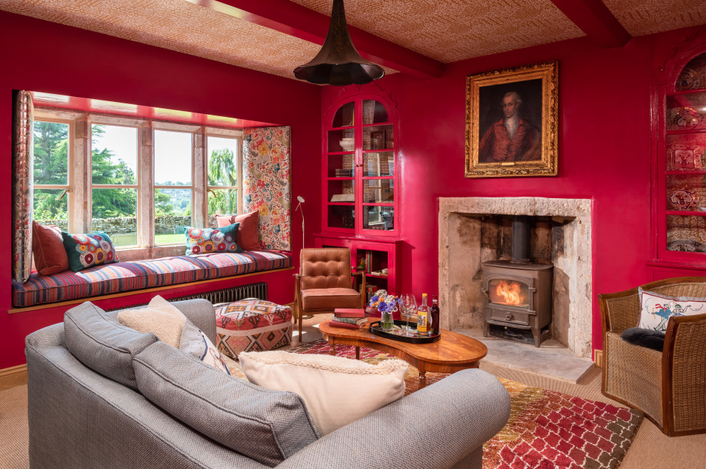 Idee per un soggiorno country di medie dimensioni con pareti rosa, moquette, camino classico e pavimento beige