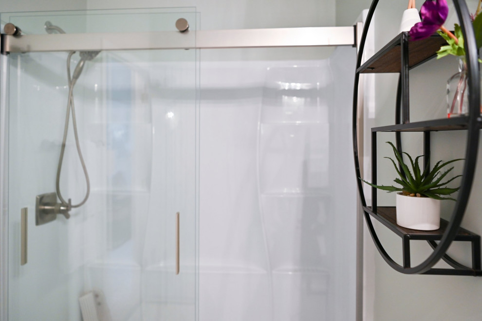 Transitional home design photo in Chicago