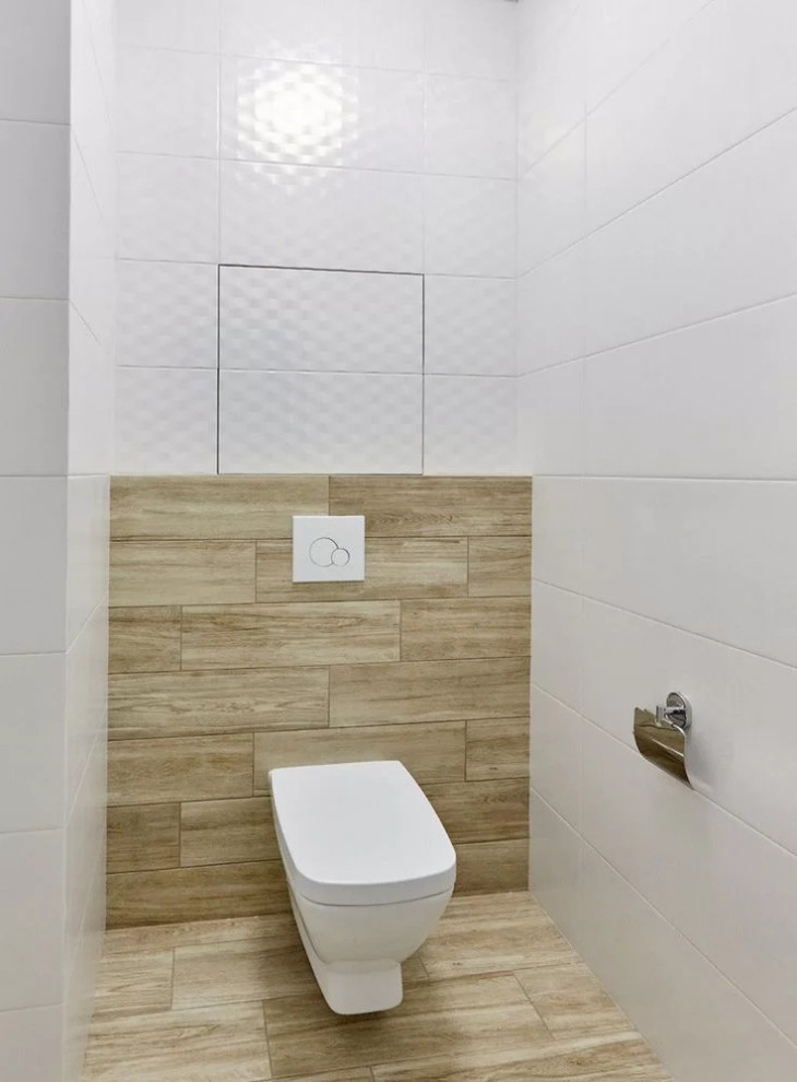 Пример оригинального дизайна: туалет среднего размера: освещение в современном стиле с белыми фасадами, инсталляцией, белой плиткой, керамической плиткой, белыми стенами, полом из керамической плитки, раковиной с пьедесталом, столешницей из дерева и коричневым полом