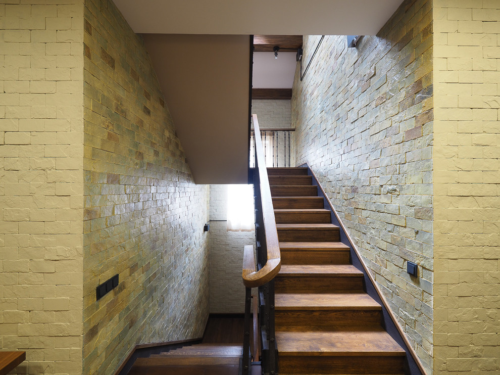 Лестница - вид их холла 2-го этажа