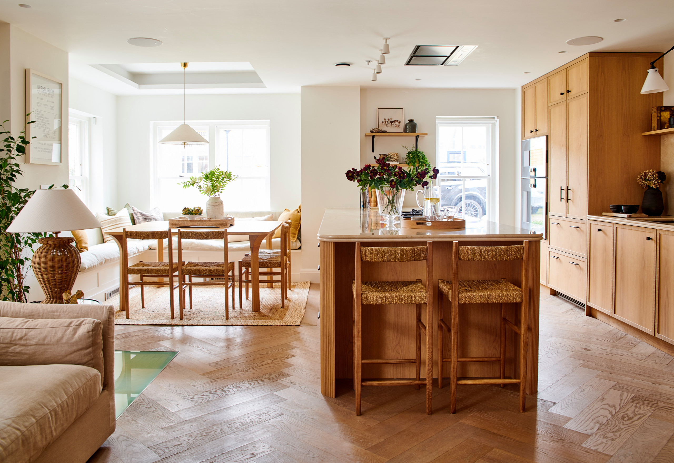 Before and After: Natural Colors and Textures Warm a Family Home, image size:2560x1760