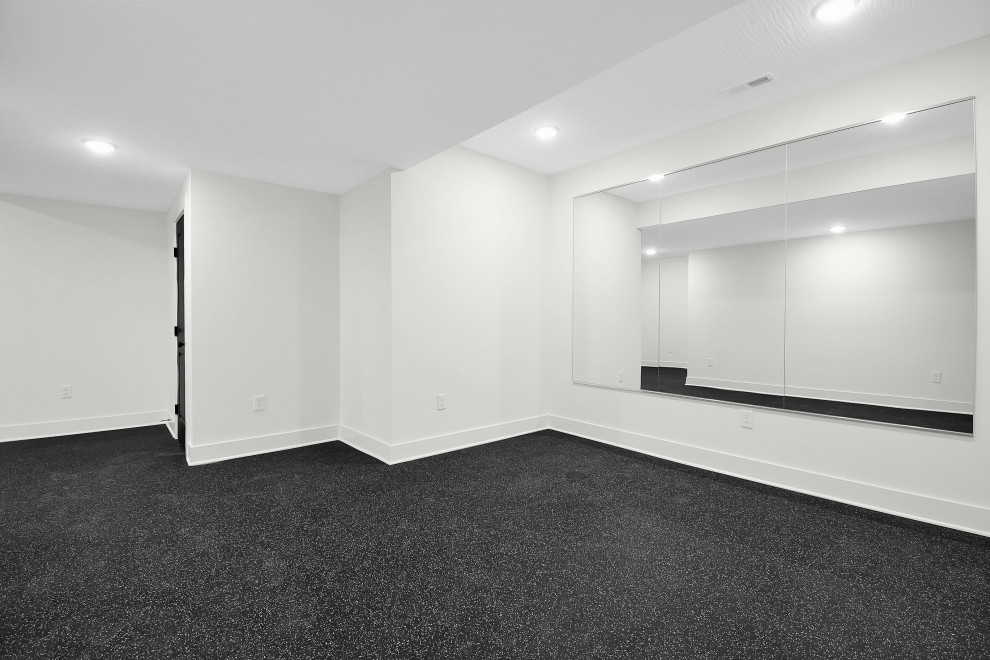Idee per una palestra in casa country con pareti bianche e pavimento nero