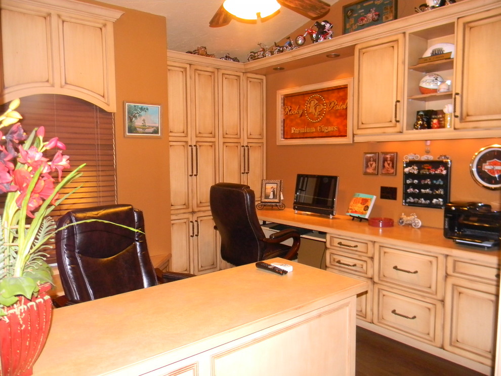 This is an example of a tropical home office in Tampa.