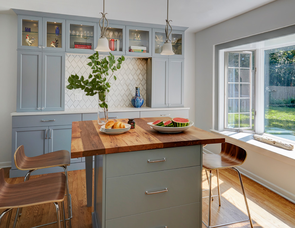 Transitional home design photo in Chicago