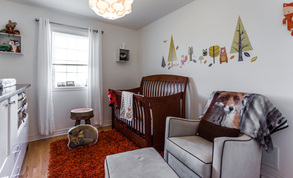 Пример оригинального дизайна: нейтральная комната для малыша в современном стиле с бежевыми стенами, паркетным полом среднего тона, коричневым полом и обоями на стенах