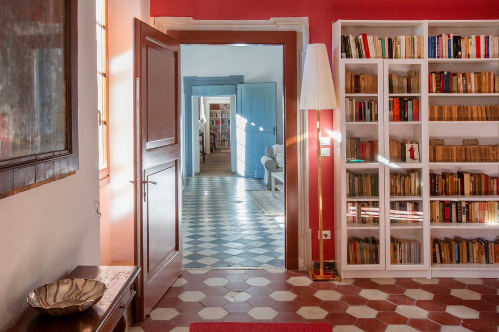 Ispirazione per un ingresso o corridoio chic con pareti rosse, pavimento con piastrelle in ceramica e pavimento multicolore