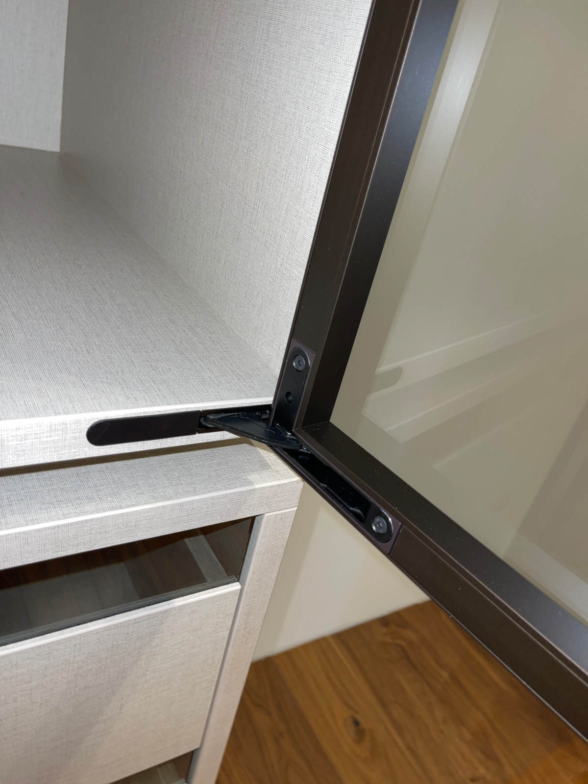 Распашной шкаф с системой RPE raumplus и Гардеробная система UNO raumplus