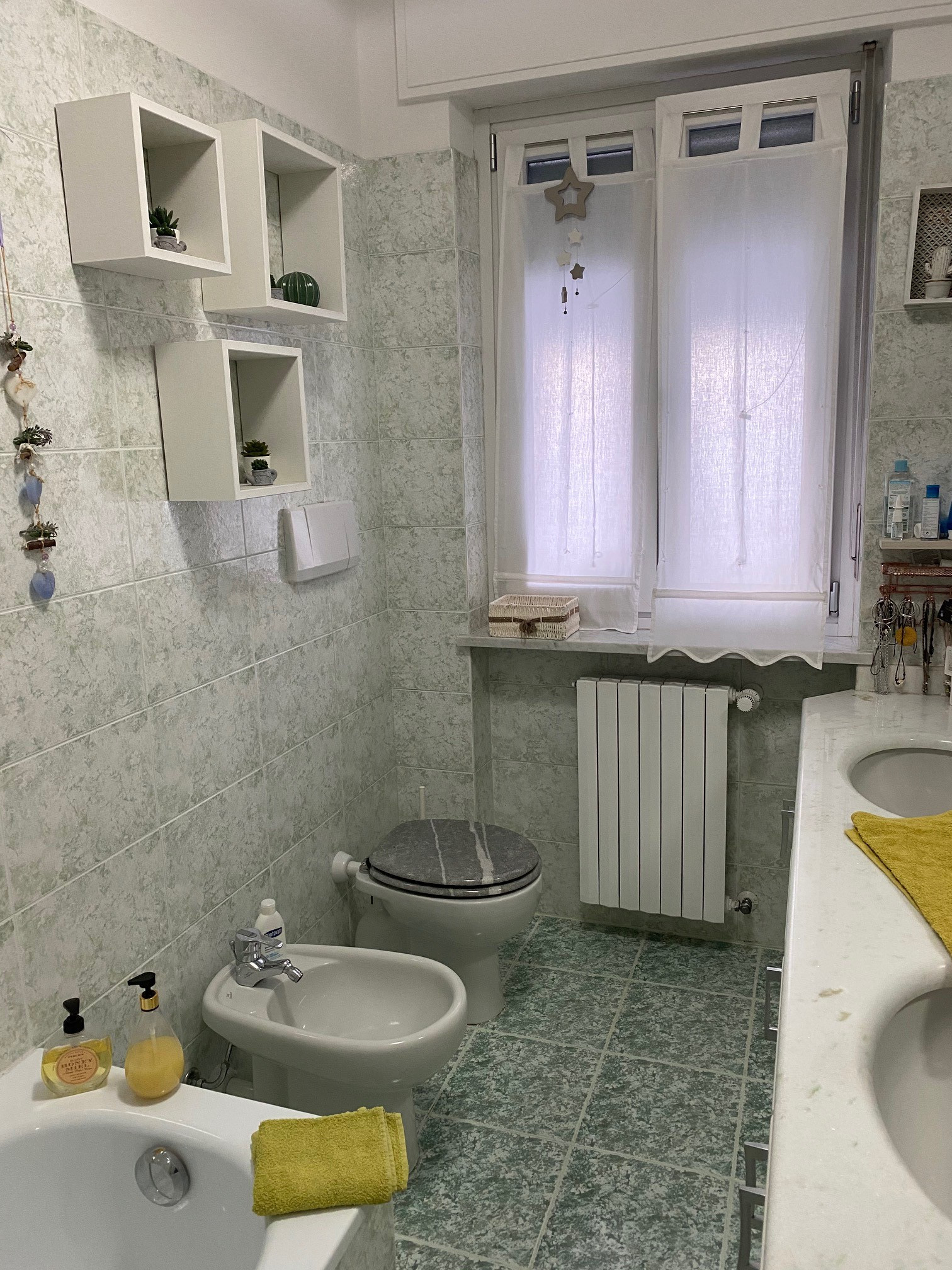 La parete dei sanitari nel vecchio bagno