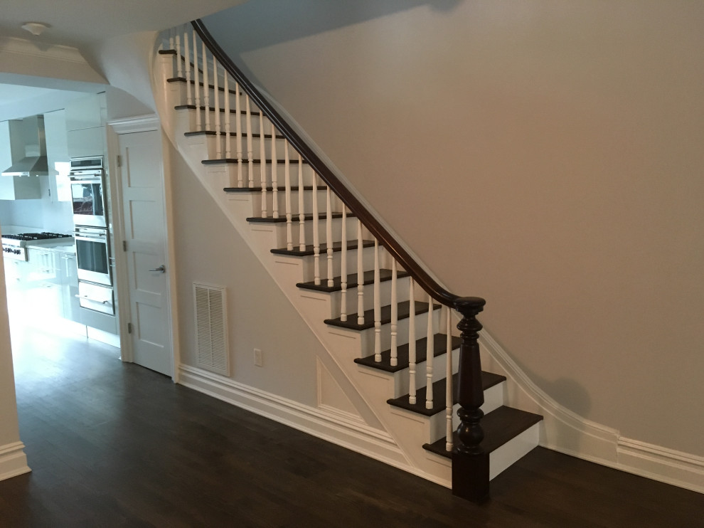 Стильный дизайн: лестница среднего размера в викторианском стиле - последний тренд