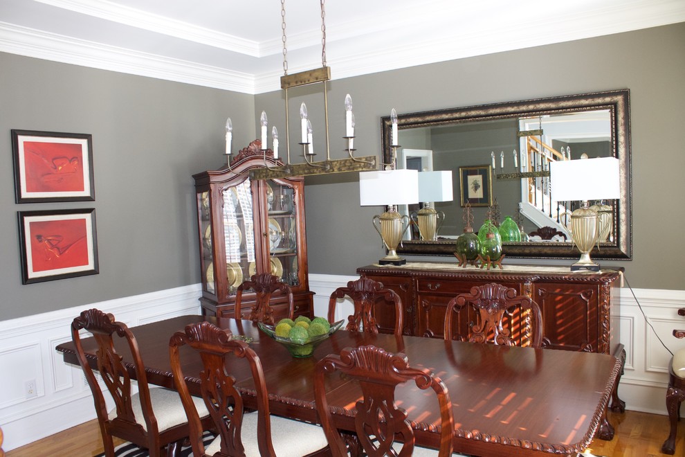 Example of a transitional home design design in Atlanta