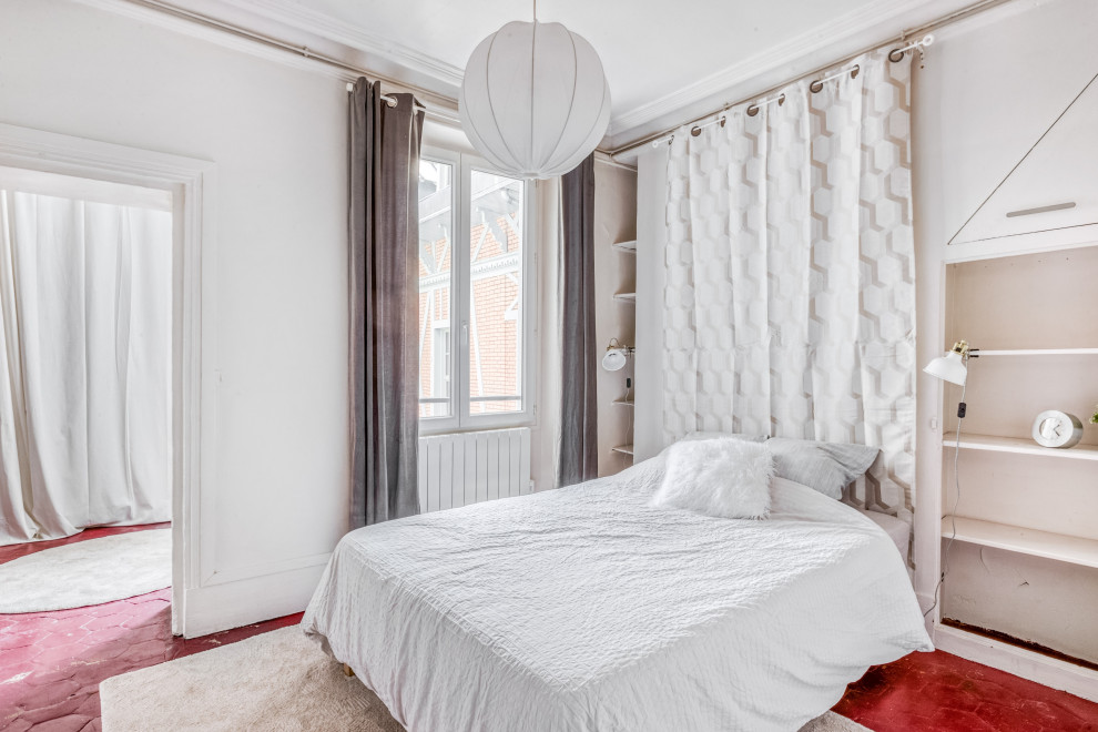 На фото: хозяйская спальня среднего размера в стиле неоклассика (современная классика) с белыми стенами, полом из терракотовой плитки и красным полом без камина с