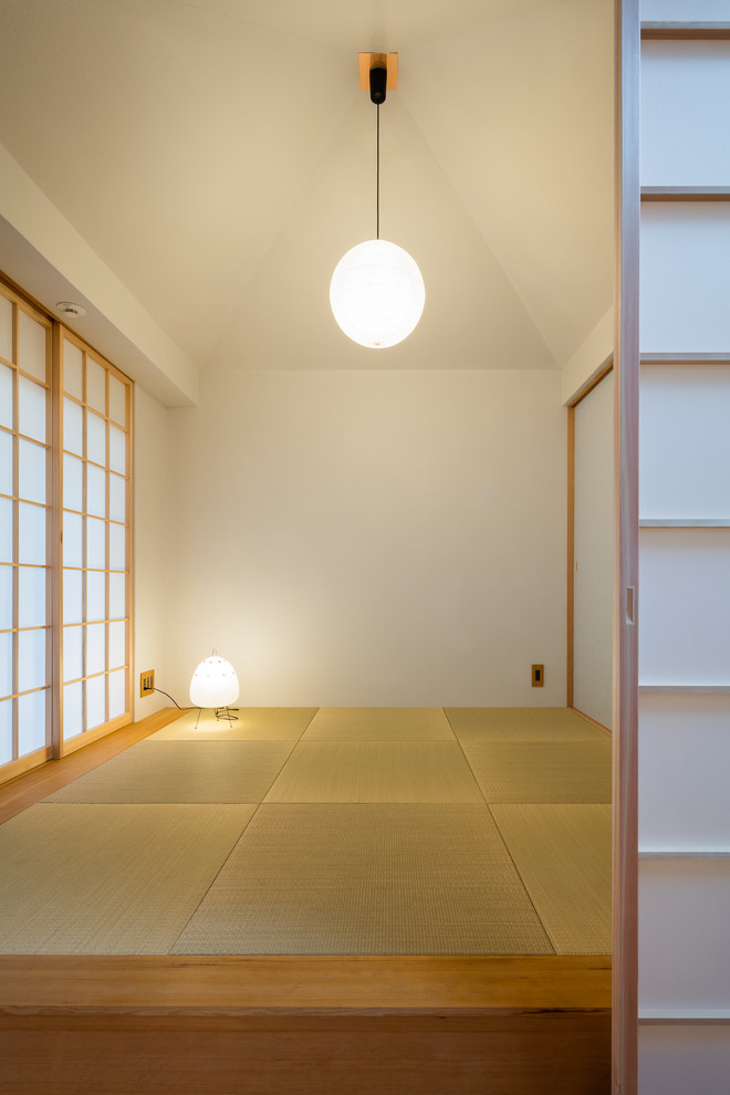 Foto de habitación de invitados marinera con paredes blancas, tatami y suelo verde