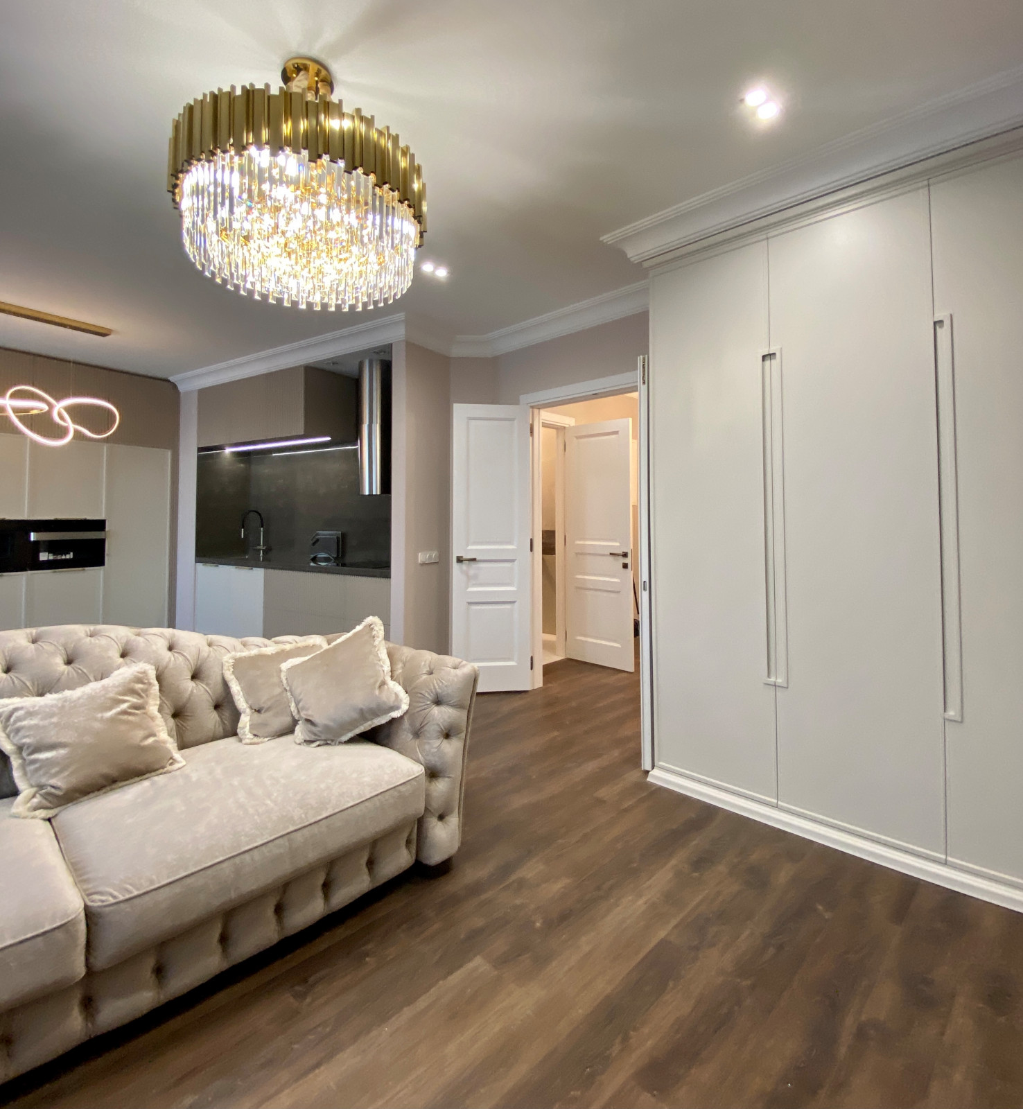 Шкаф распашной, трехдверный.