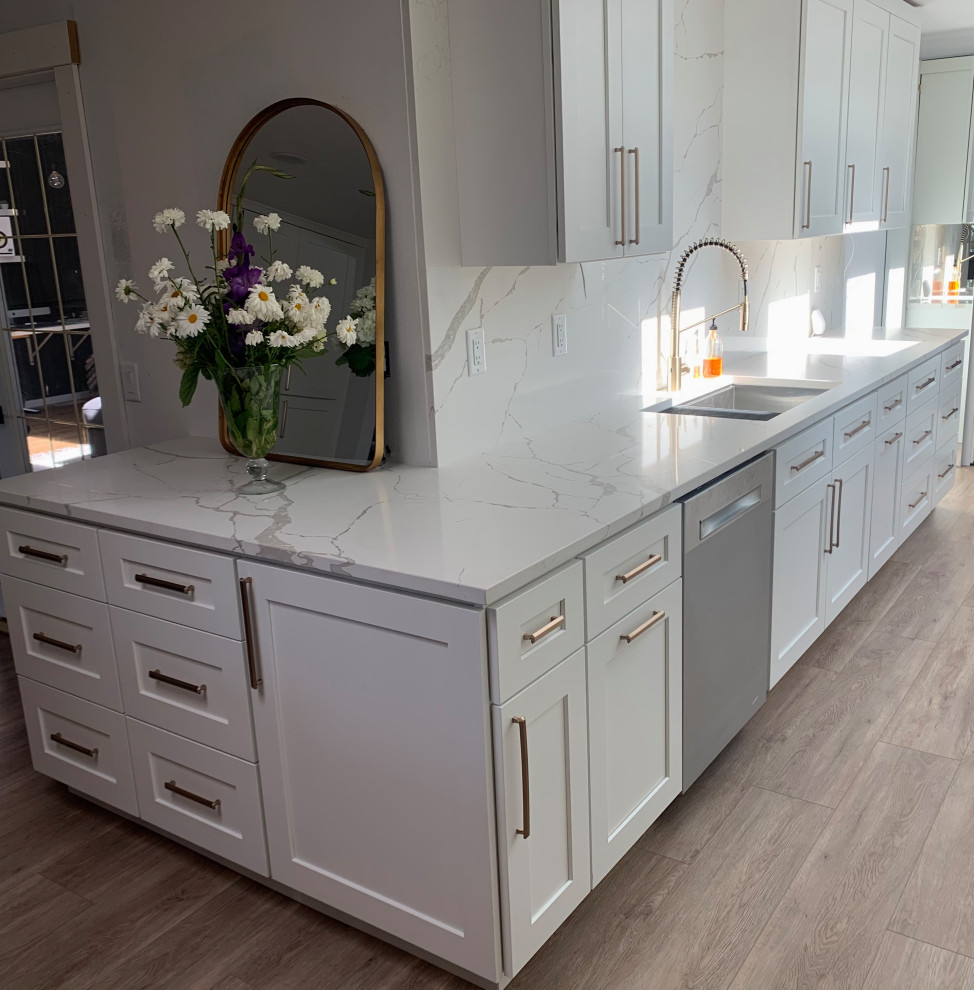 Example of a minimalist kitchen design in Seattle