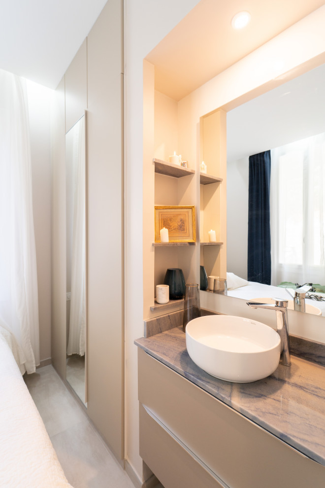 Aménagement d'une petite salle d'eau beige et blanche contemporaine avec un lavabo posé, un plan de toilette en granite, un plan de toilette bleu et meuble simple vasque.